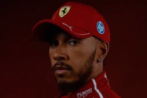 Lewis Hamilton con la nuova tuta Ferrari