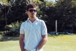 Charles Leclerc gioca a golf