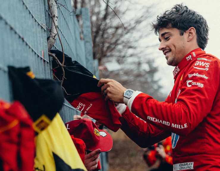 Leclerc firma autografi a Fiorano