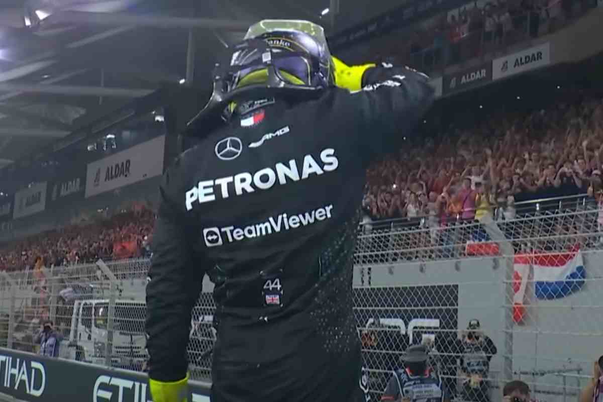 Hamilton con la divisa Mercedes