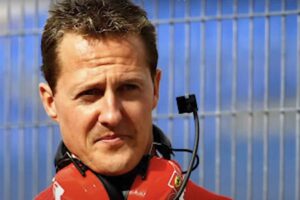 Schumacher a bordo pista con le cuffie Ferrari