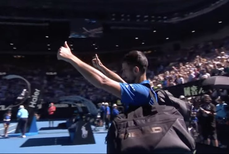 Djokovic saluta i tifosi dopo il ritiro