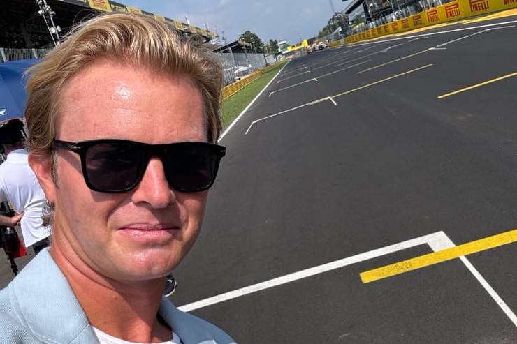 Rosberg fa un selfie in pista