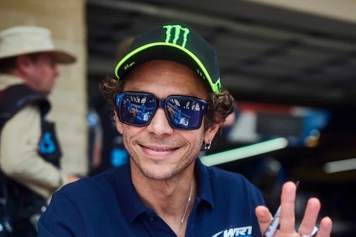 Rossi sorridente firma autografi