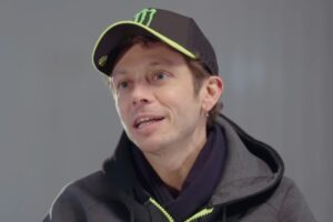 Valentino Rossi parla con Hamilton a Sky