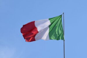 Bandiera italiana sventola