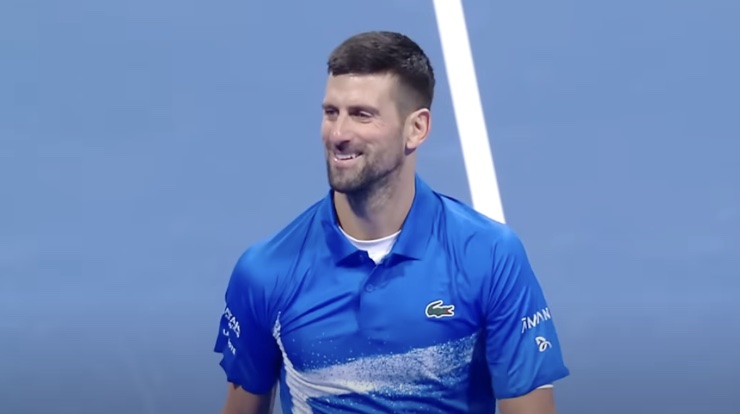 Djokovic sorride nel match contro Berrettini