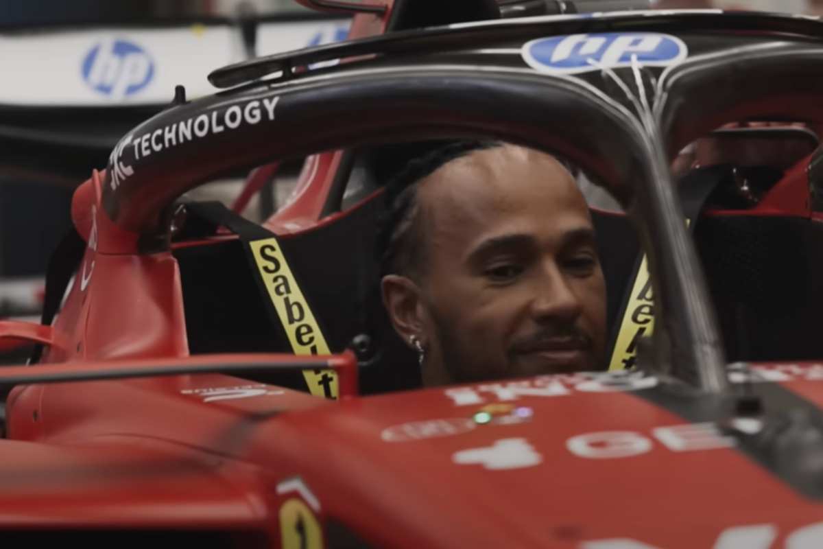 Hamilton sulla sua monoposto