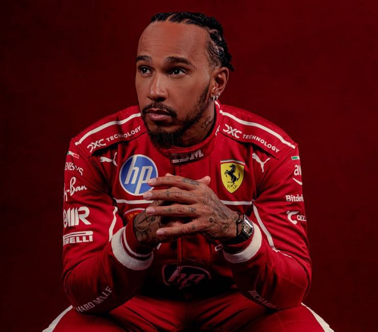 Hamilton con la tuta Ferrari