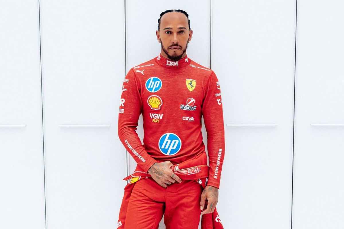 Hamilton con la tuta Ferrari