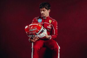 Leclerc con la tuta Ferrari