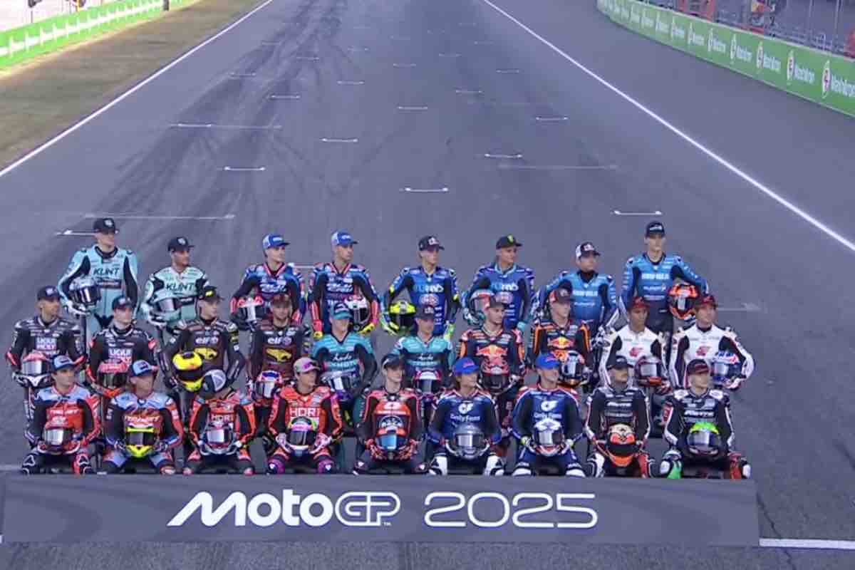 Foto di gruppo dei piloti di MotoGP 2025