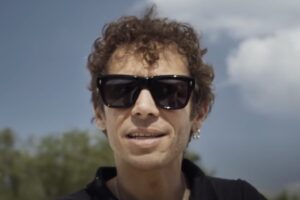 Valentino Rossi con gli occhiali da sole