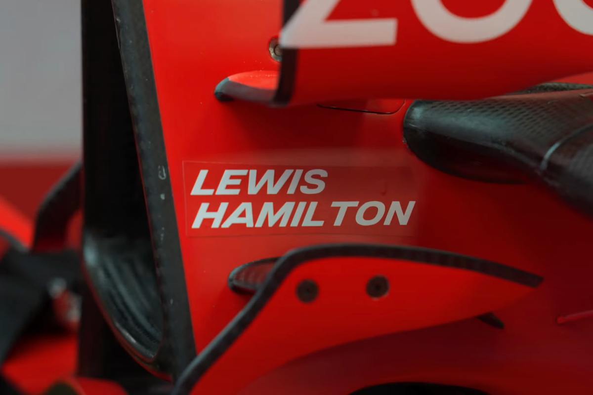 Monoposto Ferrari con il nome di Lewis Hamilton