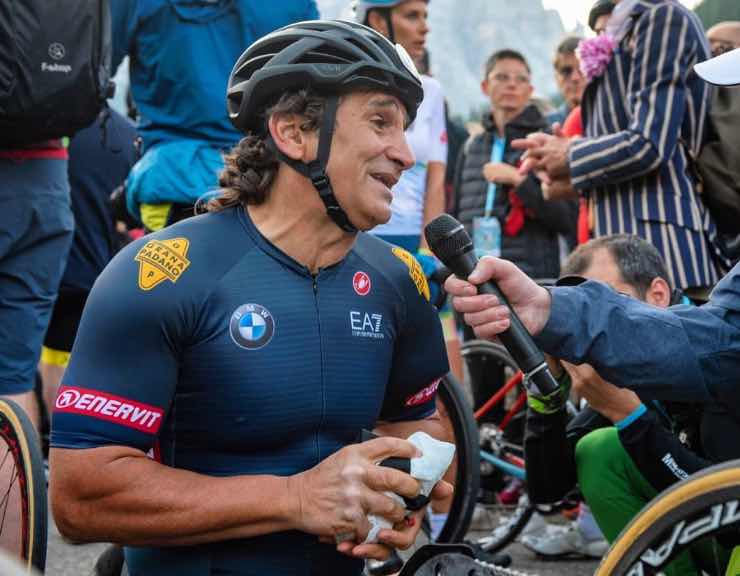 Alex Zanardi intervistato dopo una gara