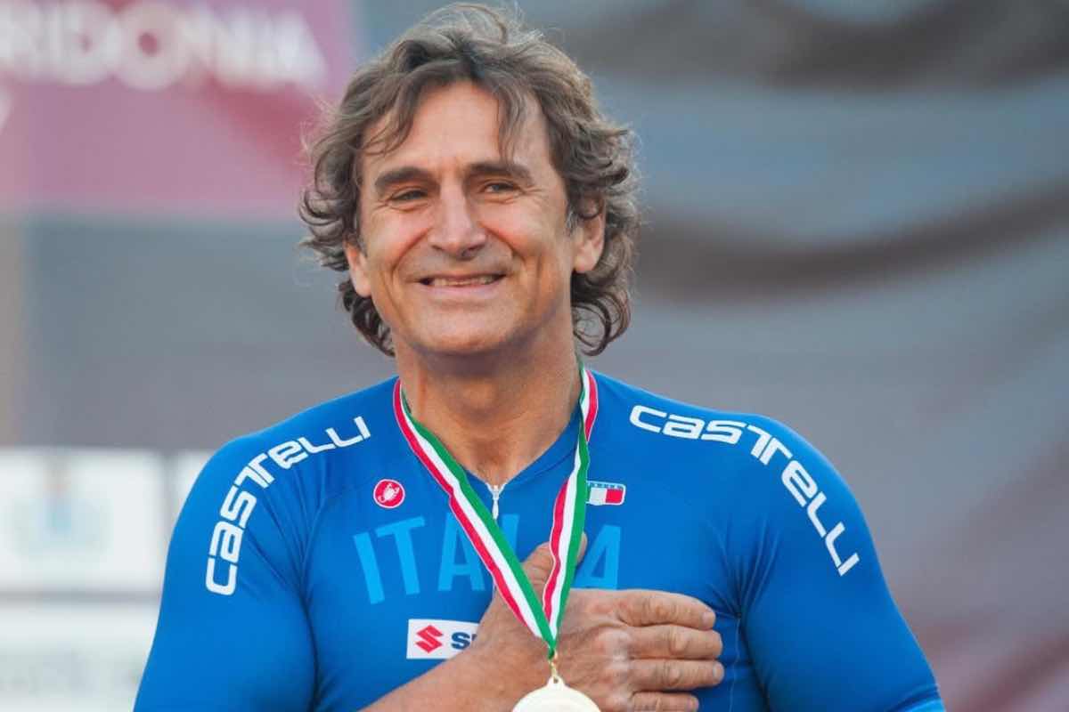 Alex Zanardi mostra la medaglia