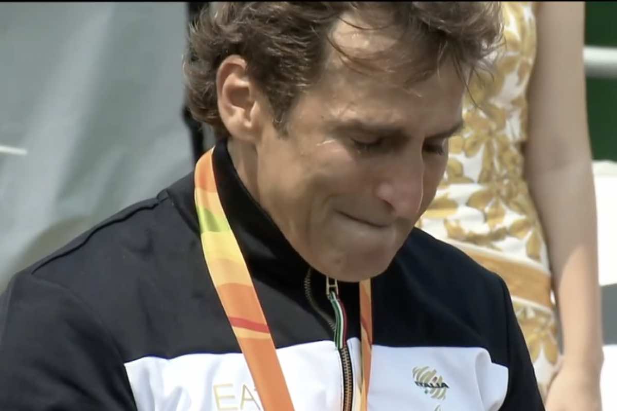 Alex Zanardi commosso durante una premiazione