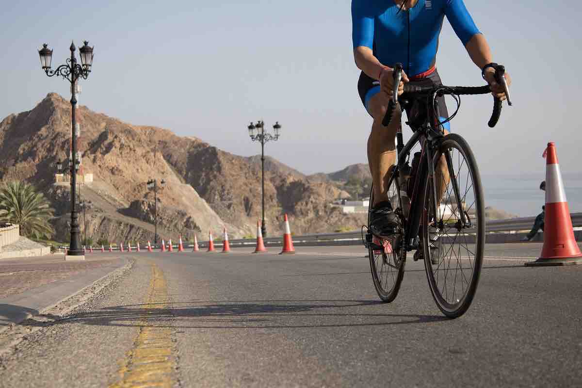 ciclista in strada