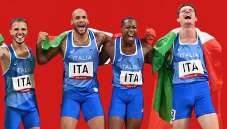 Jacobs e Tortu festeggiano insieme la vittoria alla staffetta della 4x100