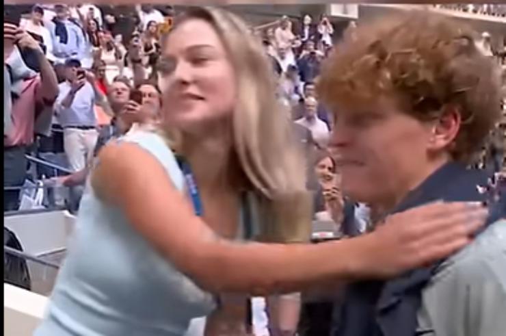 Sinner e il bacio con Anna Kalinskaya al Roland Garros