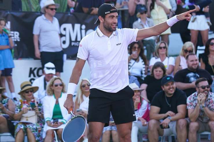 Berrettini in campo durante un evento