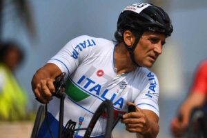 Alex Zanardi in gara con la maglia dell'Italia