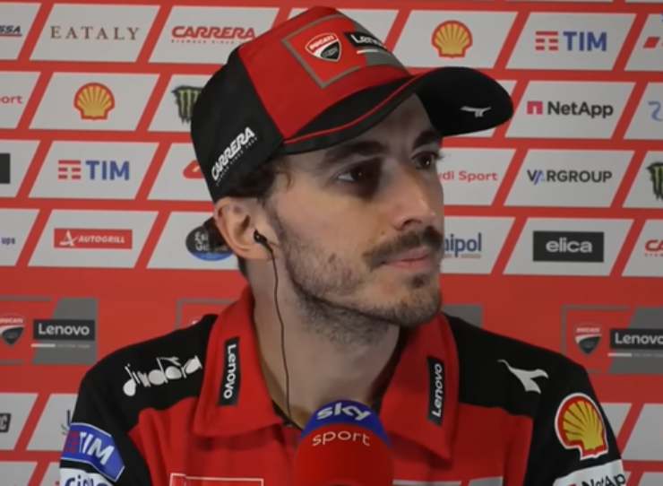 Pecco Bagnaia durante una intervista