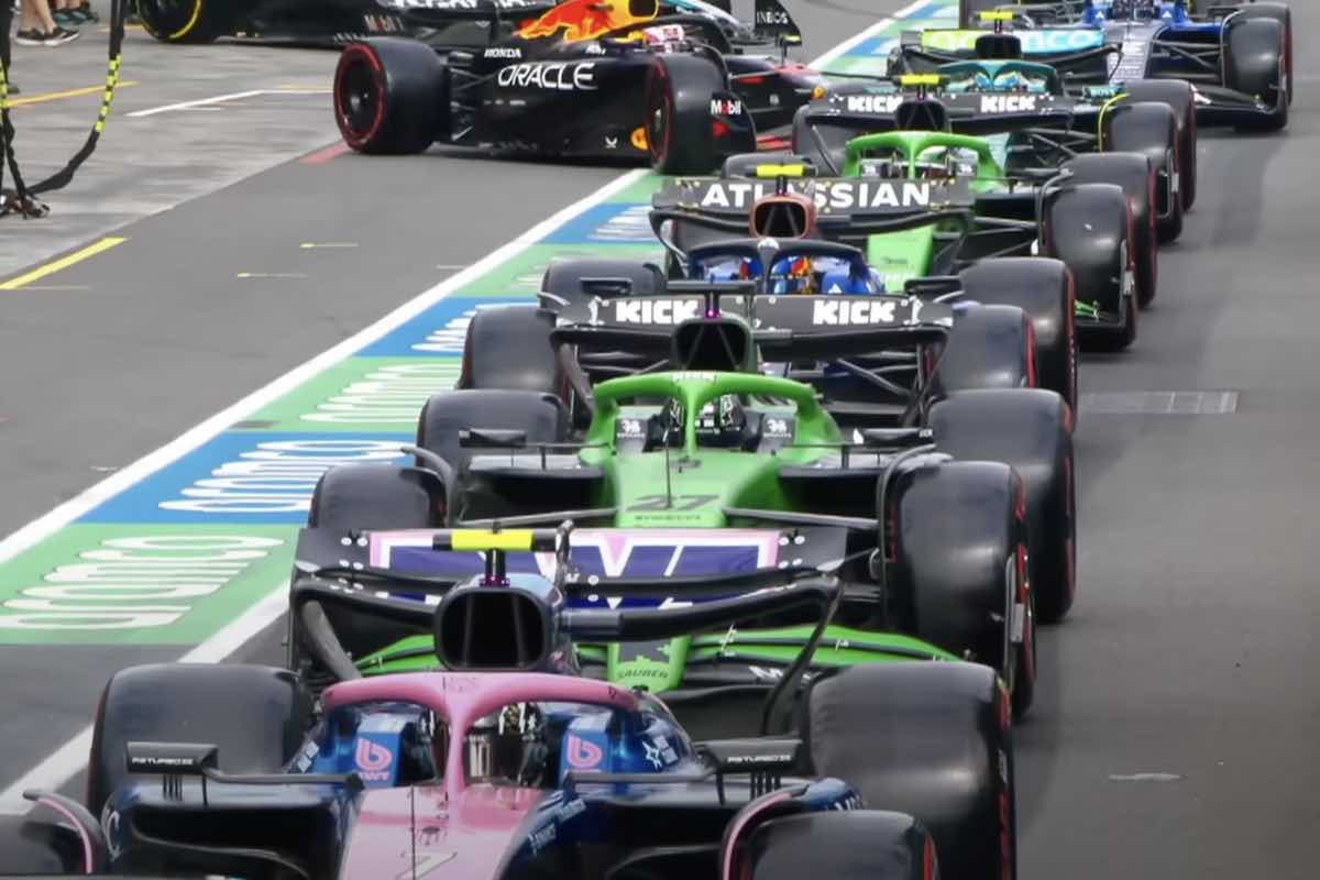 Macchine di Formula 1 prima di entrare in pista