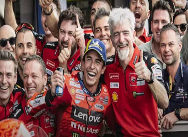 Marquez festeggia col team Ducati la vittoria del GP di Thailandia