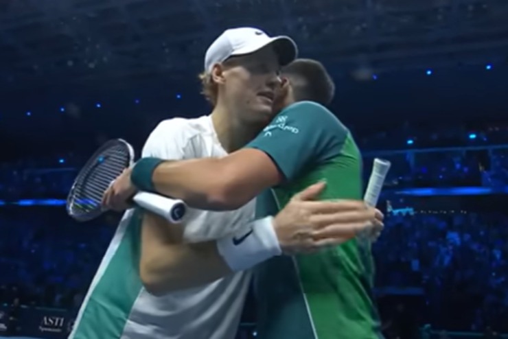 Il saluto tra Sinner e Djokovic dopo le ATP Finals 2023