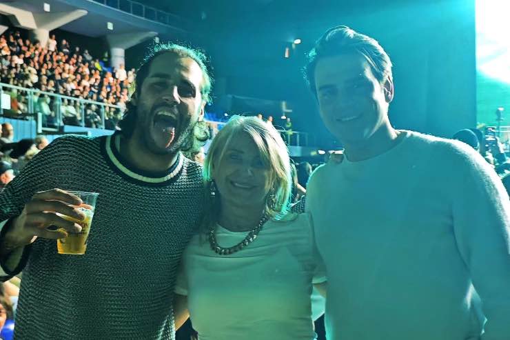 Tamberi con la mamma e il fratello al concerto di Javanotti