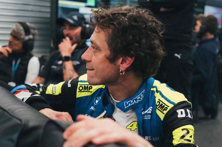 Valentino Rossi parla col suo team